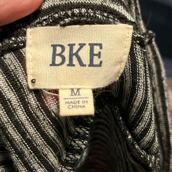 BKE Women’s Black/Gray Striped Shirt with Open Back - Medium - Picture 4 of 7